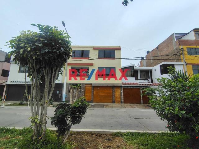 Casa/Departamento En Primer Piso, Frente A Parque, Con Cochera Incluida Y Excelente Ubicación En La Perla, Limite Con San Miguel