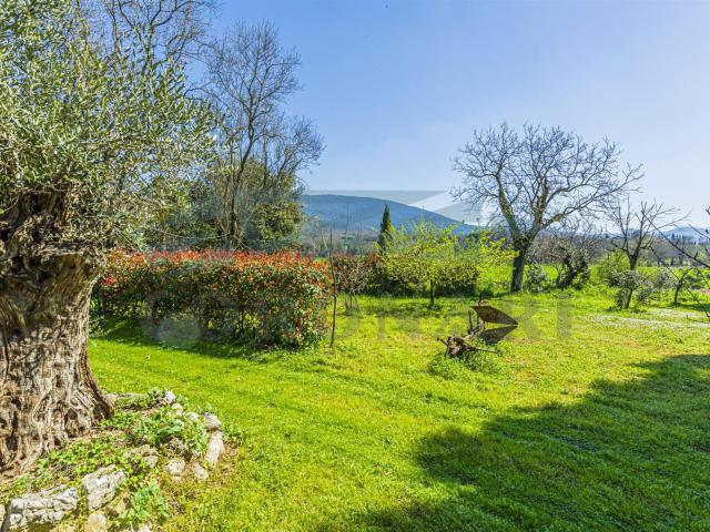 Casala in pietra Massa Martana, Via Flaminia Vecchia 500m² Massa Martana