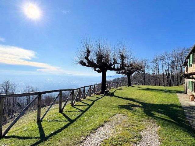 Casale con ampio giardino e vista panoramica in vendita a Ma. 156m² Massa e Cozzile