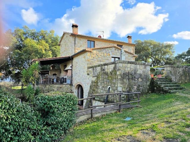 Casale con ampio giardino e vista panoramica in vendita a Ro. 130m² Roccastrada