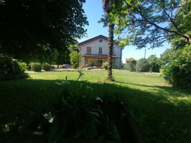 Casale con ampio terreno e laghetto 257m² Galliera