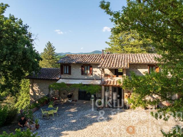 Antica dimora in pietra naturale con oltre 8 ha di terreno. 345m² Perugia