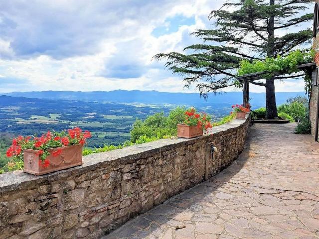 Casale con annessi ampio terreno e vista panoramica in vendi. 280m² Castiglion Fibocchi