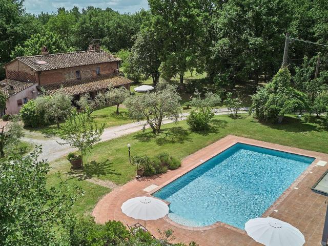 Casale con dependance parco e piscina in vendita a Altopasci. 310m² Altopascio