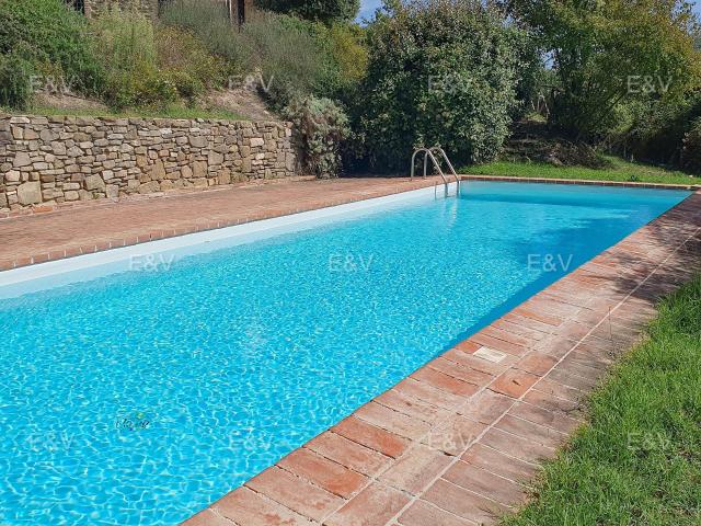 Casale con dependance, piscina e giardino tra le verdi colli. 320m² Magione