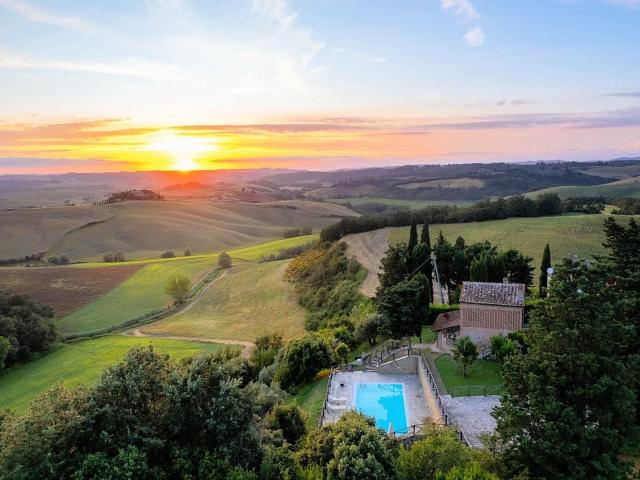 Casale con dependance terreno e due piscine in vendita a Vol. 290m² Volterra