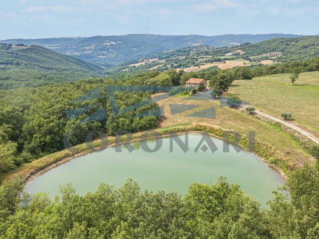 Casale con laghetto e terreno – Umbria, Todi 450m² Izzalini