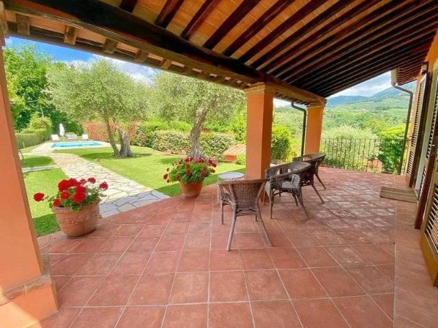 Casale con parco piscina e vista panoramica in vendita a Cam. 150m² Camaiore