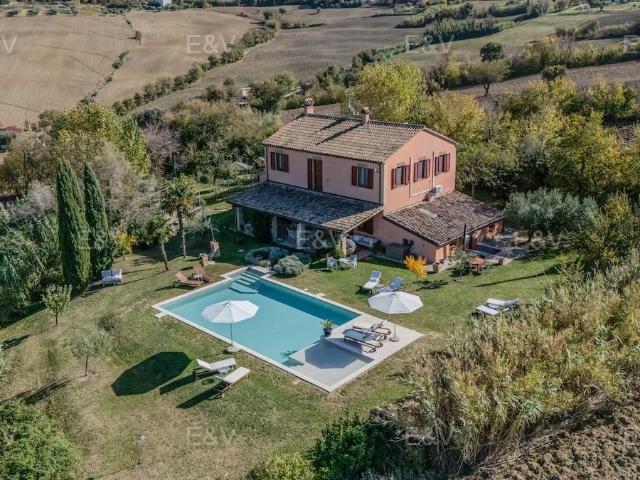 Casale con piscina in posizione collinare vicino al mare 290m² San Costanzo