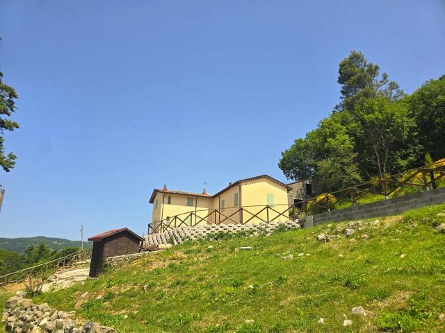 Casale con Piscina in Vendita – Vista Panoramica di Valtopin. 454m² Valtopina