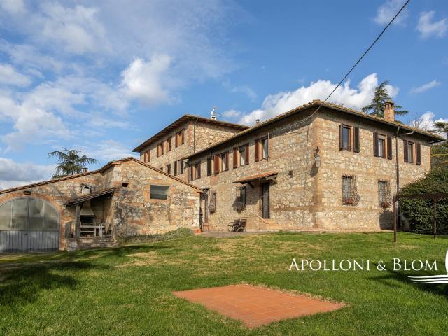 Casale con piscina riscaldata e dieci appartamenti Siena T. 1500m² Sovicille