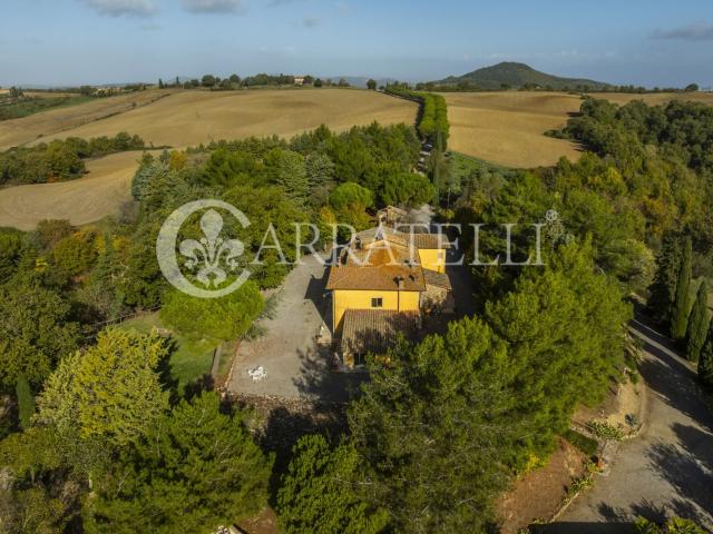 Casale con terreni ed azienda agricola a Montepulciano, misu. 870m² Montepulciano