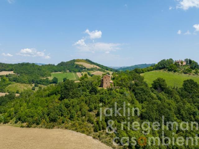Casale con torre di avvistamento del Xv secolo vicino a Urbi. 378m² Urbino