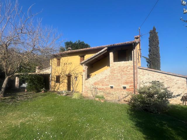 Casale con un ettaro di terreno nei pressi di Monteguiduccio 190m² Montefelcino