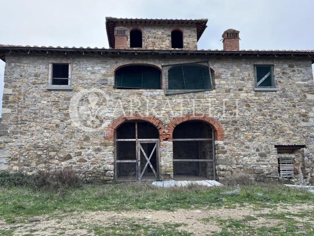 Casale al grezzo in posizione panoramica in piena campagna d. 326m² Pergine Valdarno