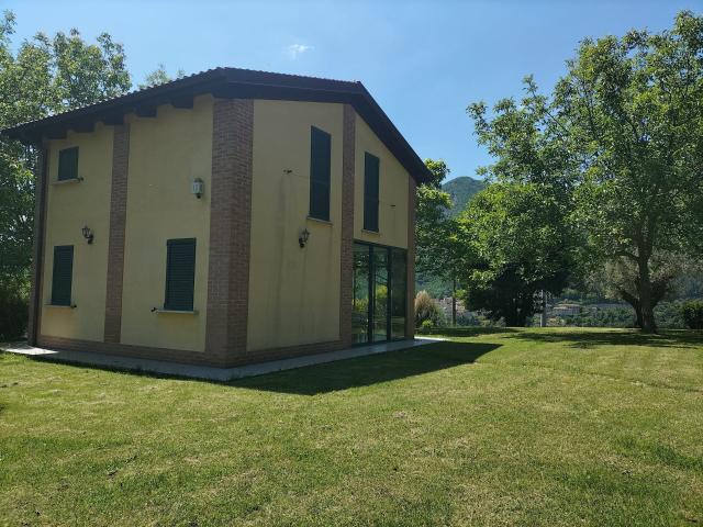 Serra San Quirico: Casale storico e fienile con 1,9 ha in fi. 230m² Serra San Quirico
