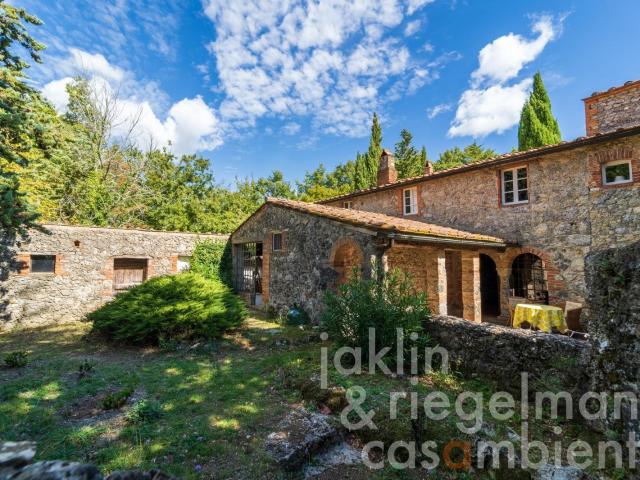 Casale da ristrutturare con atelier in posizione idilliaca v. 317m² Massa Marittima
