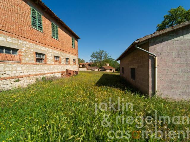 Casale da ristrutturare in posizione incantevole a 25 km da. 1081m² Asciano