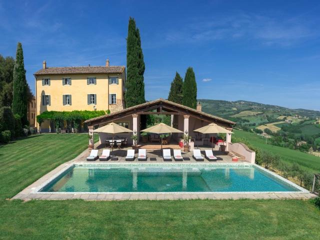 Casale del Cuore is a stunning holiday villa located near Todi, in the heart of Umbria. Set amidst roll
