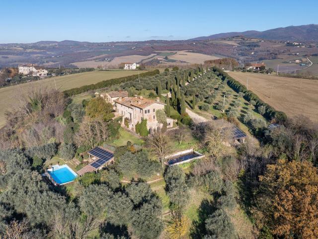 Casale del Xiii secolo con vista su Todi 680m² Todi