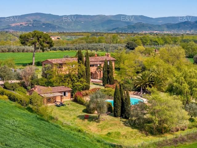 Casale del 1600 con dependance e piscina panoramica sulle co. 390m² Castiglione del Lago