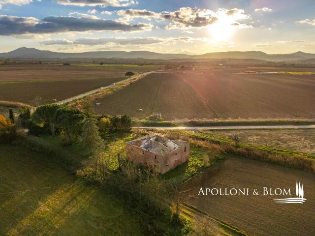 Casale del 1700 da ristrutturare con terreno, Montepulciano. 470m² Montepulciano