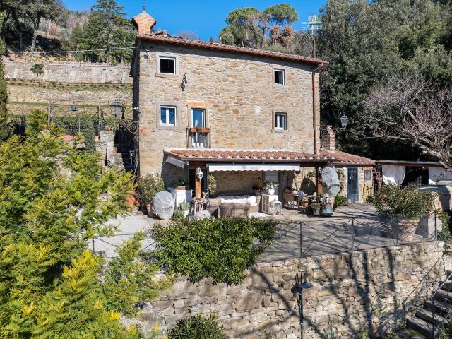 Casale del 1800 con dependance e terreno 300m² Cortona