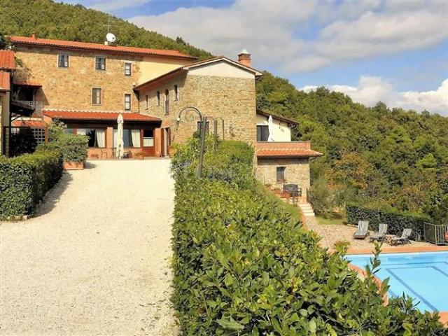 Agriturismo di 880 mq a Cantagrillo Casalguidi Serravalle Pistoiese