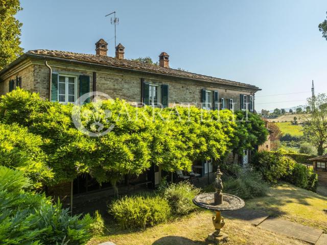 Casale di circa 300 mq con annessi e giardino nella campagna. 466m² Foiano della Chiana