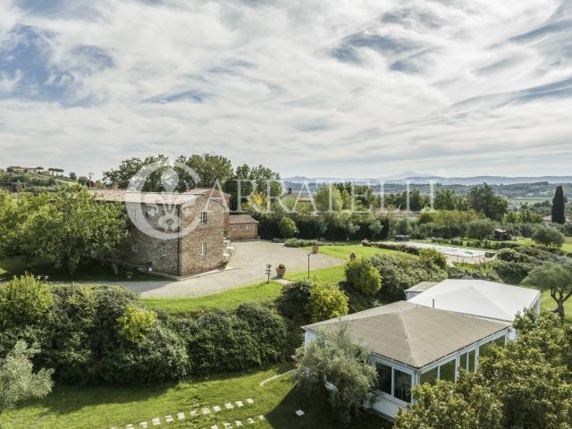 Casale di circa 600 mq con piscina e giardino in posizione p. 720m² Foiano della Chiana