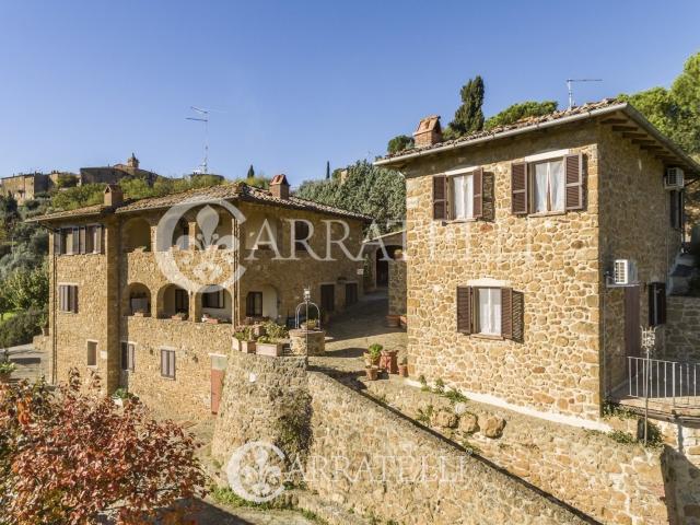 Casale di circa 650 mq totali con 3 dépendance e terreno a C. 644m² Trequanda