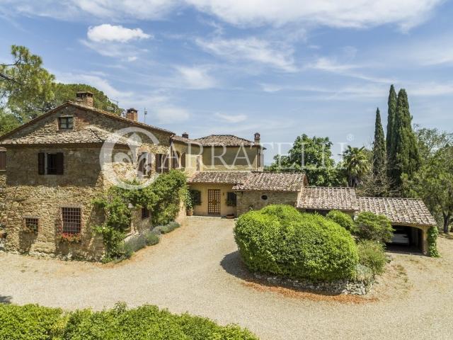 Casale di recente costruzione in posizione dominante con cas. 960m² Lucignano