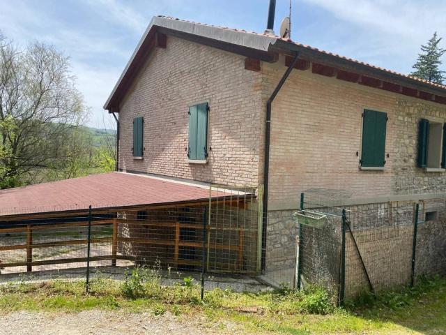 Casale in affitto a Castel San Pietro Terme via Viara, non arredato/vuoto, giardino privato, posto auto TrovaCasa