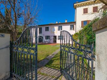 Casale in affitto a Verona via Torricelle, 3, giardino privato, posto auto, vista panoramica TrovaCasa