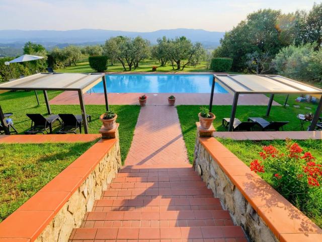 Casale in stile Toscano con parco piscina e dependance in zo. 334m² Reggello