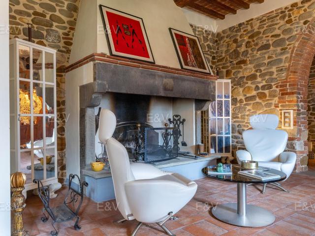 Casale in pietra con grande giardino 890m² Capolona