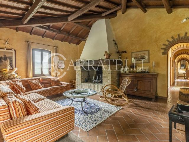 Casale in pietra con piscina, dépendance, maneggio e ristora. 820m² Umbertide