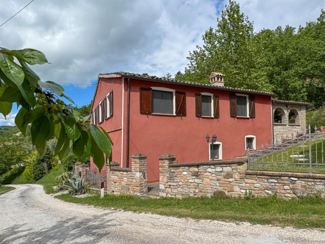 Casale in pietra con piscina, doppio appartamento 300m² Acqualagna