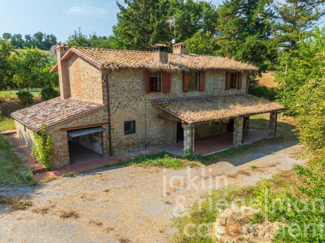 Casale in pietra con piscina e annessi in posizione panorami. 334m² Città della Pieve