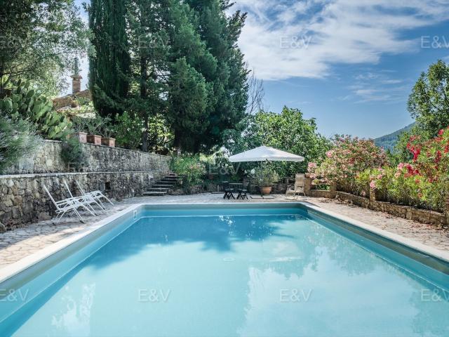 Casale in pietra con piscina immerso nel verde, a pochi pass. 200m² Città di Castello
