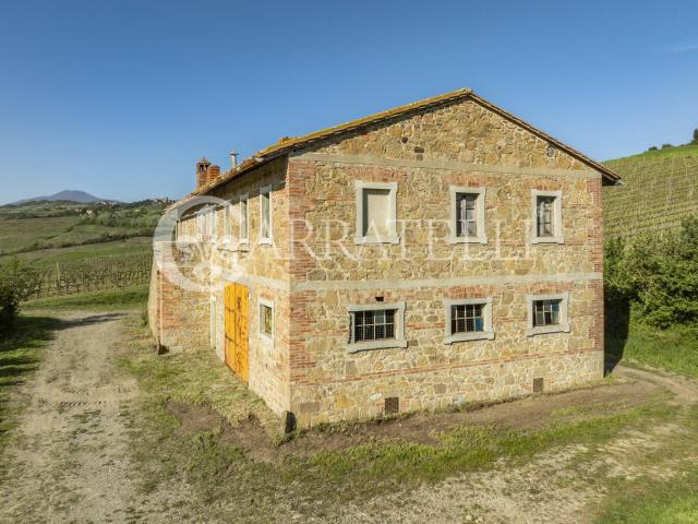 Casale in pietra del '900 di circa 550 mq totali da ristrutt. 550m² Pienza
