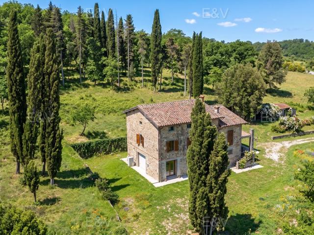 Casale in pietra in classe A2 con annessi e terreno, nella p. 470m² Passignano sul Trasimeno