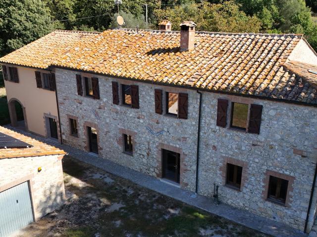 Casale In Pietra Posizione Dominante 450m² Amelia