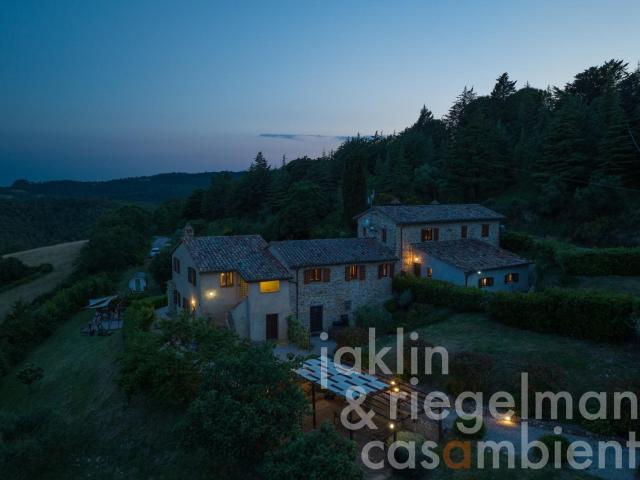 Casale in pietra ristrutturato con piscina al confine tra To. 436m² Perugia