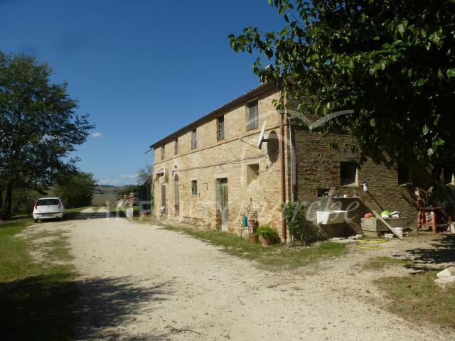 Casale in vendita a Montelupone, Campagna 747m² Montelupone