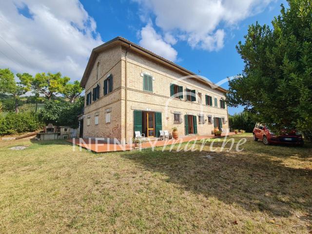 Casale in vendita a Altidona 456m² Altidona