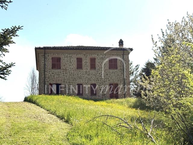 Casale in vendita a Amandola 450m² Amandola
