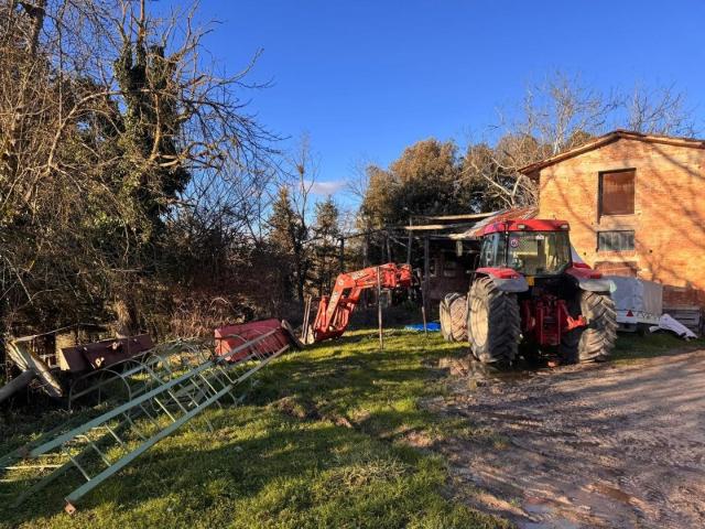 Casale in vendita a Fogliano Grosso Siena, da ristrutturare. 400m² Siena