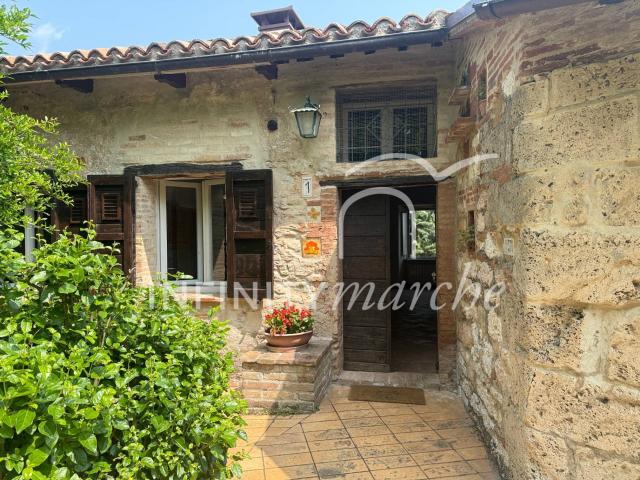 Casale in vendita a Pioraco 619m² Pioraco