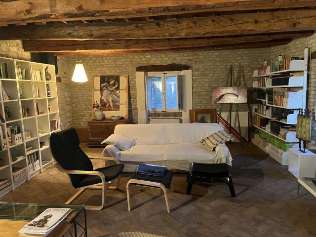 Casale in zona panoramica con grande giardino e doppio garag. 310m² Urbino